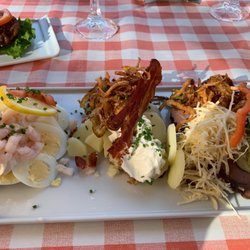 Dit Smørrebrød - Brot unter: Ei mit Shrimps; Kartoffeln, Bacon, Röstzwiebeln, Majo; Roastbeef, Meerrettich, Gurkensalat, Majo.