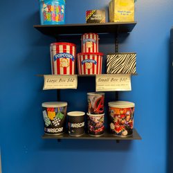 What's Poppin Popcorn - Assorted popcorn tins