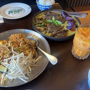 Praaw Thai - Pad Thai, Green Curry Ribeye, Thai Tea - Thai Near Me - Berkeley, California