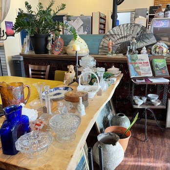 Biddle's Escape - a table with vases and other items - Coffee & Tea Near Me - Pittsburgh, Pennsylvania