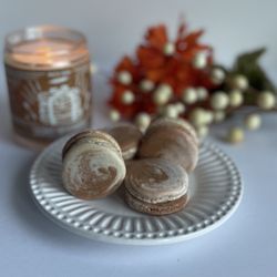 Sweet Benefits - Cinnamon roll French macaron