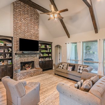 Liz McFarland, Realtor - Highlighting the features on this home... - Real Estate Agents Near Me - Dallas, Texas Liz McFarland, Realtor - Highlighting the features on this home... - Real Estate Agents Near Me - Dallas, Texas