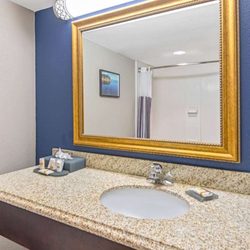 La Quinta by Wyndham Denison - North Lake Texoma - Guest room bath