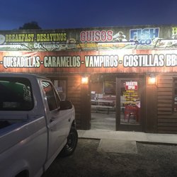 Los Perrones - Restaurant parking in front