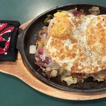 Joey's Avenue Eatery - Irish breakfast skillet - American Near Me - Wickliffe, Ohio