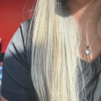 Luxe Salon - here's a better photo of the yellow streaks :(.... And i still haven't washed my hair - Hair Stylists Near Me - Mililani Town, Hawaii Luxe Salon - here's a better photo of the yellow streaks :(.... And i still haven't washed my hair - Hair Stylists Near Me - Mililani Town, Hawaii