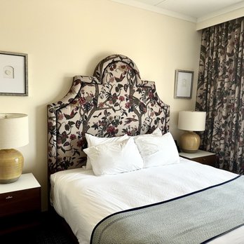 The Bradley - King bed - Hotels Near Me - Fort Wayne, Indiana