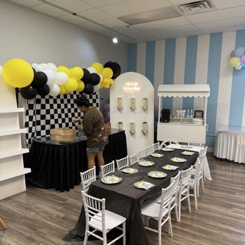 Wigglin Out Indoor Playground - Lack of decorations we asked for "One Happy Dude" decor and only the plates were themed. $85 for the balloon garland. - Indoor Playcenter Near Me - Las Vegas, Nevada Wigglin Out Indoor Playground - Lack of decorations we asked for "One Happy Dude" decor and only the plates were themed. $85 for the balloon garland. - Indoor Playcenter Near Me - Las Vegas, Nevada