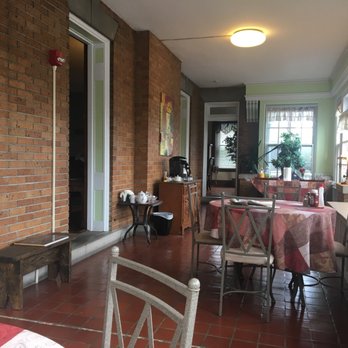 Walton Manor Inn Bed & Breakfast - Breakfast in the sunroom. - Bed & Breakfast Near Me - Palmyra, Pennsylvania