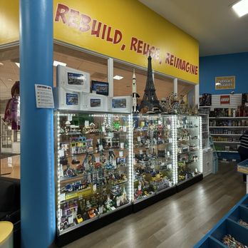 Bricks & Minifigs Pasadena - Toy Stores Near Me - Pasadena, California