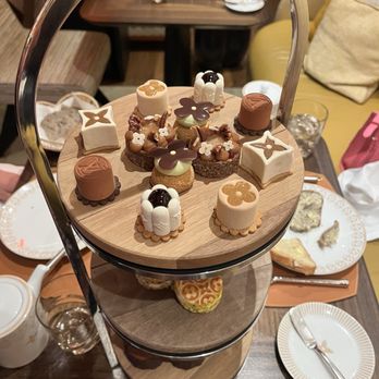 Le Café Louis Vuitton - Cafes Near Me - New York, New York Le Café Louis Vuitton - Cafes Near Me - New York, New York