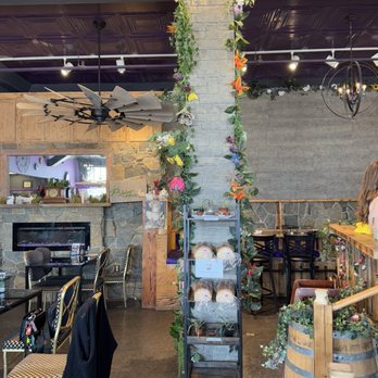 Mad Hatter Cafe / The Looking Glass - Inside - Breakfast & Brunch Near Me - Salisbury, Maryland