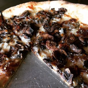Hank's Petaluma - Mushroom and caramelized onion artisan pizza - Pizza Near Me - Petaluma, California Hank's Petaluma - Mushroom and caramelized onion artisan pizza - Pizza Near Me - Petaluma, California