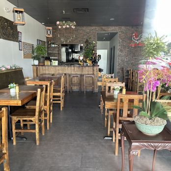 Lum Thai - No one inside the restaurant. - Thai Near Me - Gaithersburg, Maryland