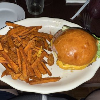 Finnagels - Burger and sweet potato fries - American Near Me - Clinton, New Jersey
