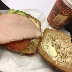 Bäckerei + Konditorei Flach - Ein kleines kaffe und Körner Brötchen ( die ab 2€ aufwärts sind ) kosten 4,65€ ! Unverschämte Preise
