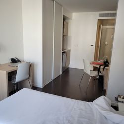 Aparthotel Adagio Access Paris Reuilly - Bedroom with kitchen area in the back