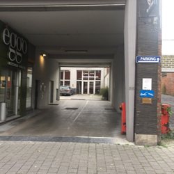 Moveo Clinic - Entrée parking du centre de kinésithérapie sur l'avenue Charles Quint.