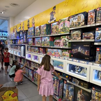 Lego Store - Toy Stores Near Me - McLean, Virginia