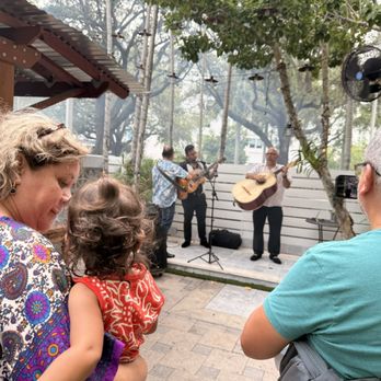A La Varita - Musica en Vivo! - Puerto Rican Near Me - Doral, Florida