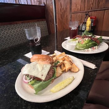McCrackens Pub - Cheese Burgers and Wedge Salad. - Irish Pub Near Me - Leesburg, Florida McCrackens Pub - Cheese Burgers and Wedge Salad. - Irish Pub Near Me - Leesburg, Florida