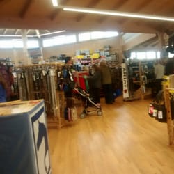 Krämer - Großes Ladenlokal alles in Holz gestaltet reiche Auswahl an Sätteln Zaumzeug Hosen Jacken etc.