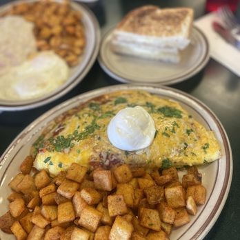 Egg & I - Chili Reallano Omelette - Breakfast & Brunch Near Me - Las Vegas, Nevada Egg & I - Chili Reallano Omelette - Breakfast & Brunch Near Me - Las Vegas, Nevada