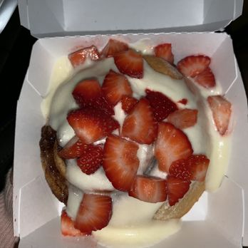 Cinnaholic - Cinnamon roll with banana cream frosting and strawberries! So yummy - Bakeries Near Me - Gilbert, Arizona Cinnaholic - Cinnamon roll with banana cream frosting and strawberries! So yummy - Bakeries Near Me - Gilbert, Arizona