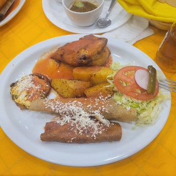 La Chata - Fried chicken, flauta, enchilada and sope - Mexican Near Me - Guadalajara, JAL