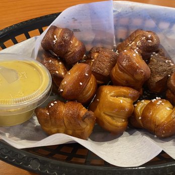 Gojo’s Grubhouse - Mini Pretzel Bites with Queso - American Near Me - Flat Rock, Michigan