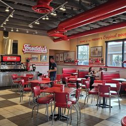 Freddy's Frozen Custard & Steakburgers - Interior
