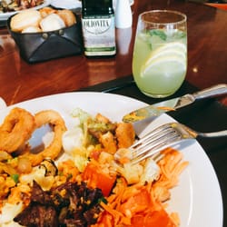 Derby Bar - Megaensalada sugerencia del día y limonada con cardamomo.