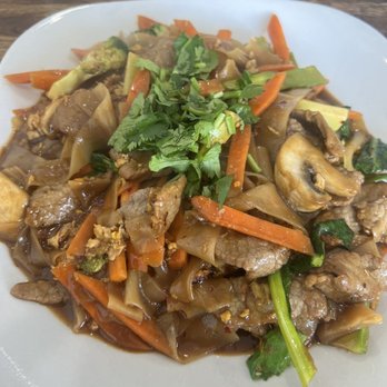 Lucky Thai - Pad see ew with beef spice level 2 - Thai Near Me - Murfreesboro, Tennessee Lucky Thai - Pad see ew with beef spice level 2 - Thai Near Me - Murfreesboro, Tennessee