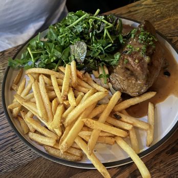 The Elgin - Steak au poivre - Cocktail Bars Near Me - New York, New York