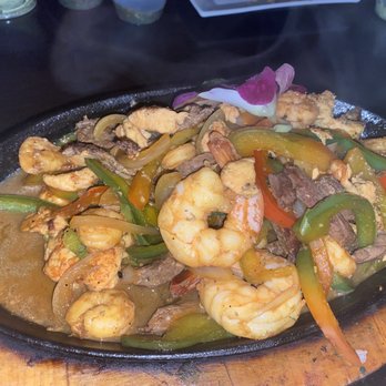 Mojitos Restaurant Bar - Shrimp, chicken, and beef fajitas - Latin American Near Me - Jackson Heights, New York