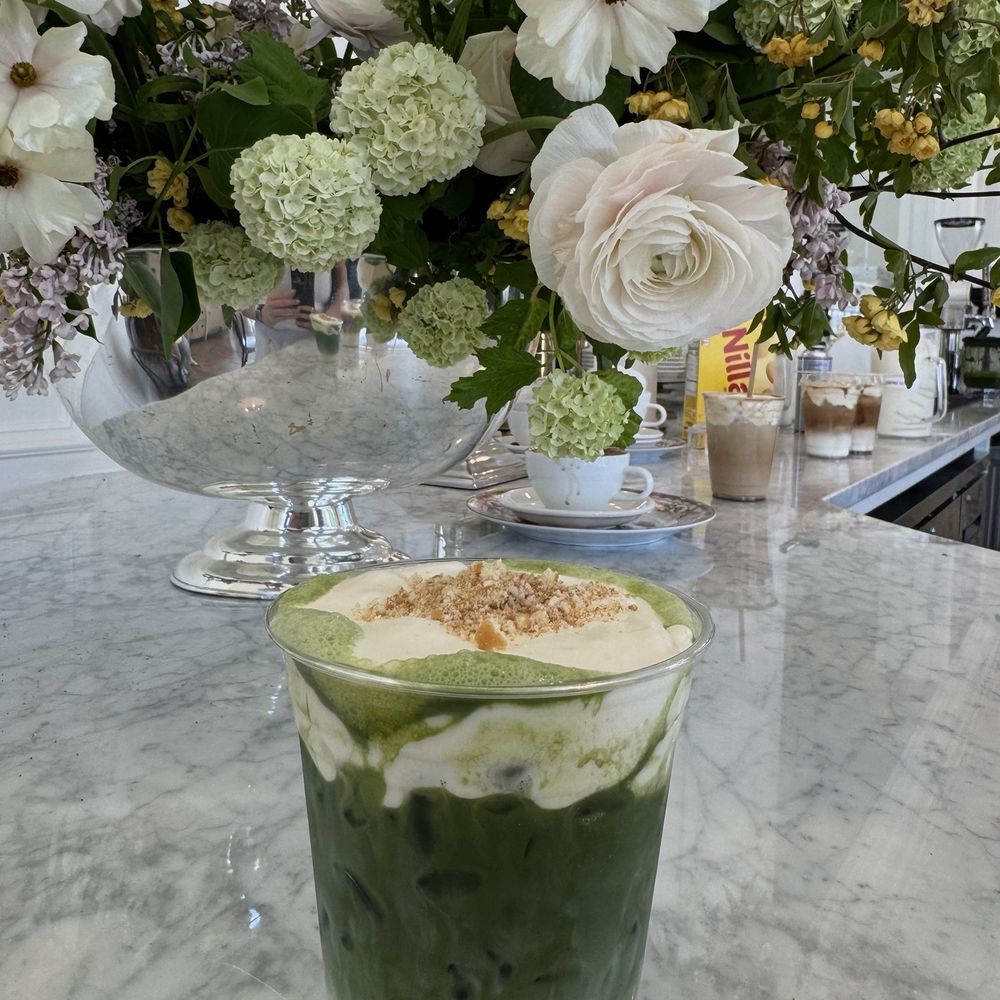 Cafe Le Fleurs - iced banana pudding matcha latte with oat milk - Coffee & Tea Near Me - Happy Valley, Oregon