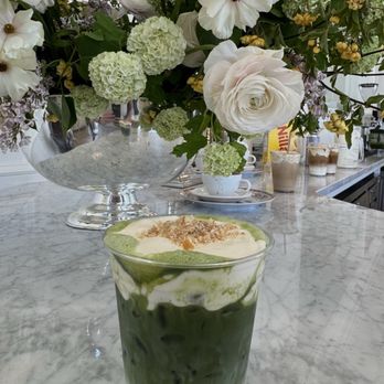 Cafe Le Fleurs - iced banana pudding matcha latte with oat milk - Coffee & Tea Near Me - Happy Valley, Oregon