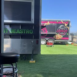 NoBe Taphouse And Food Cart Pod - The trucks/trailers