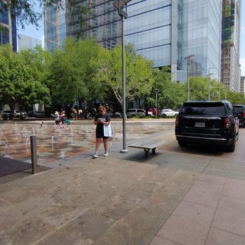 Discovery Green - Horses and police are not a good sign. I was clueless on what's going on. - Parks Near Me - Houston, Texas