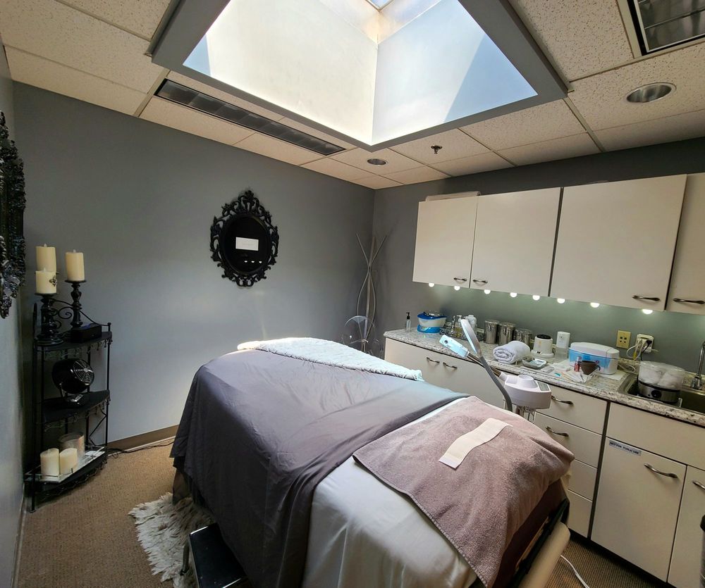 Alesha Davis - FLEUR DE LIS SPA Logo