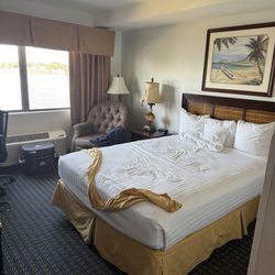 Clover Island Inn