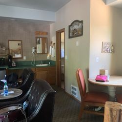Riverfront Motel & Cabins - Large room with two sitting areas