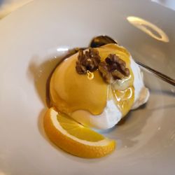 Bacchus - Nr. 194 Dessert : Joghurt mit griechischem Honig,   dazu Walnüsse