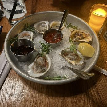 Pier 115 - Oysters 5/5 - Sports Bars Near Me - Edgewater, New Jersey