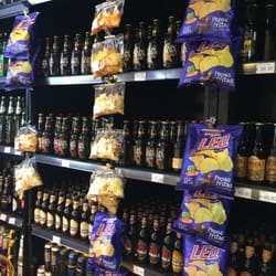 Bodega Amparo - El rinconcito de las cervezas . Hay de todo.