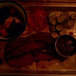 Low and Slow Smokehouse - Brisket med pickles och en barbecuesås