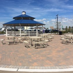 Bayfront Park - Picnic area in the center of the playground