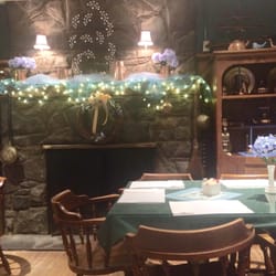 Alteri's Restaurant - Lovely homey decor like a family den