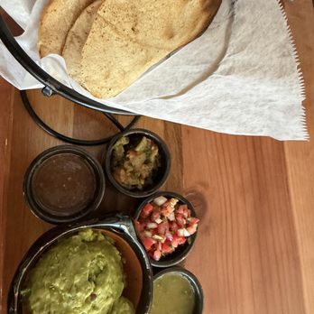 Leña Restaurant - Chips with guacamole and salsas - Bars Near Me - Alameda, California