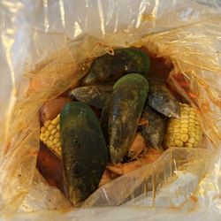 Dummy Crabby II - Ordered L8 1/2 Crab Legs 1/2 Green mussel added on 1/2 head on shrimp to go.